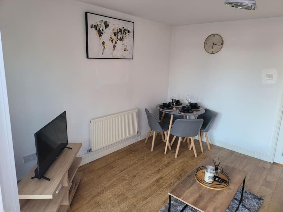 2 Bedroom End Of Terrace House Wellington  Exterior photo