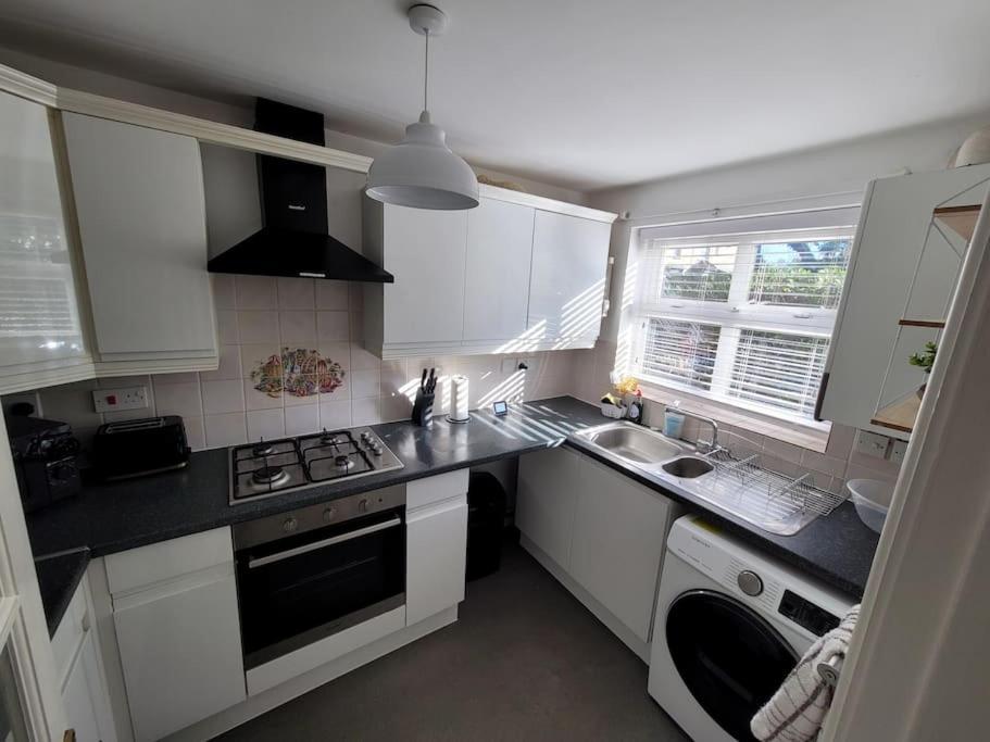 2 Bedroom End Of Terrace House Wellington  Exterior photo